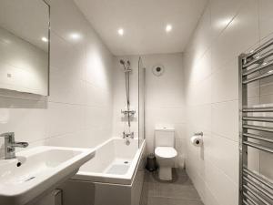 Kamar mandi di Lively & Energetic 2BR on The Royal Mile