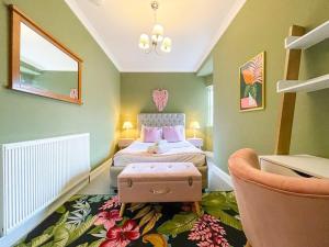 1 dormitorio con 1 cama y 1 maleta en el suelo en Lively & Energetic 2BR on The Royal Mile, en Edimburgo