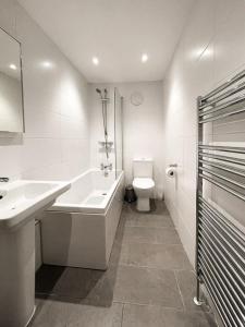 Imagen de la galería de Lively & Energetic 2BR on The Royal Mile, en Edimburgo