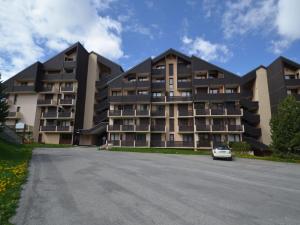 a building with a car parked in front of it at Studio Les Menuires, 1 pièce, 3 personnes - FR-1-452-91 in Les Menuires