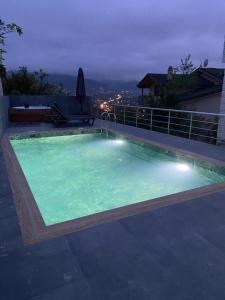 The swimming pool at or close to WHİTE ROSE VİLLA Jakuzili ve Isıtma Havuzlu
