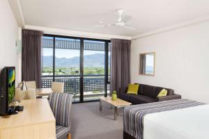Postel nebo postele na pokoji v ubytování Rydges Esplanade Resort Cairns