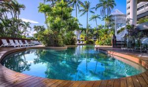 Piscina de la sau aproape de Rydges Esplanade Resort Cairns