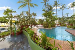 Bazén v ubytování Rydges Esplanade Resort Cairns nebo v jeho okolí