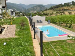 una piscina con una persona in gonfiabile di Hotel Boutique Finca esencial a Villafranca del Bierzo