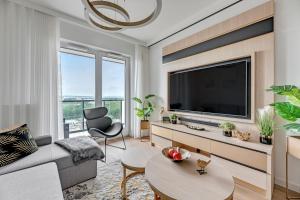 Televizorius ir (arba) pramogų centras apgyvendinimo įstaigoje Diamond Suites - Sea View