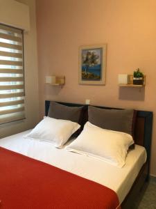 A bed or beds in a room at Plaisir Rooms