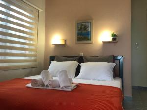 A bed or beds in a room at Plaisir Rooms