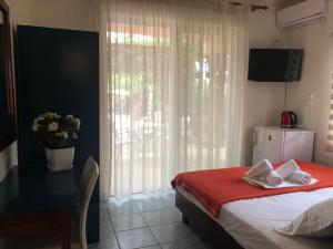 A bed or beds in a room at Plaisir Rooms