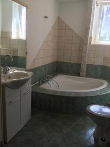 La salle de bains est pourvue d'une baignoire et d'un lavabo. dans l'établissement Zimmer im Dachgeschoss, à Kaiserslautern