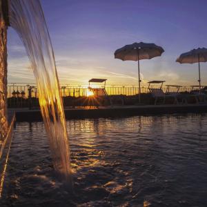 福爾梅洛的住宿－安格洛迪天堂農家樂，水中的喷泉,背景是日落