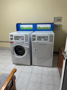 Duas máquinas de lavar roupa e uma máquina de lavar num quarto em Orlando - Ocean View Apartment in Costa Adeje em Adeje