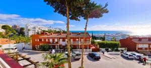 un edificio con palmeras frente al océano en VISTA AZUL No1, en Torremolinos