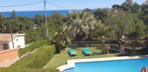 Bazén v ubytovaní VILLA EN DENIA CON VISTAS AL MEDITERRANEO alebo v jeho blízkosti