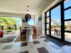Część wypoczynkowa w obiekcie Superbe villa vue sur mer, corniche de la plage