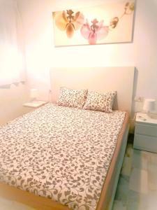 sypialnia z łóżkiem i wentylatorem sufitowym w obiekcie VISTA AZUL No1 w mieście Torremolinos