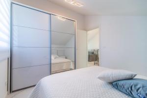 Ένα ή περισσότερα κρεβάτια σε δωμάτιο στο Luxury Apartment Queens
