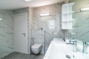 Ένα μπάνιο στο Luxury Apartment Queens +19 φωτογραφίες