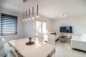 Χώρος καθιστικού στο Luxury Apartment Queens