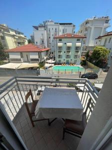 Bazén v ubytování Hotel moroni nebo v jeho okolí