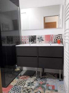 a bathroom with two sinks and a mirror at Suite chez l'habitant in Itxassou