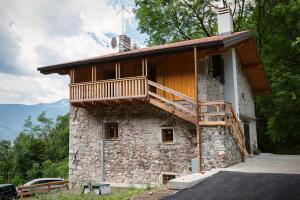 - un bâtiment avec un balcon sur le côté dans l'établissement La Marmote Albergo Diffuso di Paluzza Rio Bavous, à Paluzza