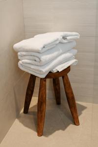 una pila de toallas blancas sentadas encima de un taburete en Dock 1 Suites, en Santa Cruz de Tenerife
