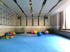 a room with a bunch of balls on the floor at 冠月精品旅館-Puli Ease Hotel in Puli