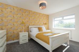 Een bed of bedden in een kamer bij A cosy, modern 3 bedroom house in Middlesbrough