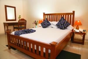 Coconut Grove Regency Hotel tesisinde bir odada yatak veya yataklar