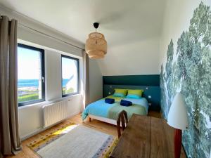 sypialnia z łóżkiem i dużym oknem w obiekcie Superbe villa vue sur mer, corniche de la plage w mieście Bénodet
