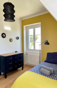 Łóżko lub łóżka w pokoju w obiekcie Superbe villa vue sur mer, corniche de la plage