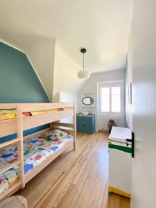 Łóżko lub łóżka w pokoju w obiekcie Superbe villa vue sur mer, corniche de la plage