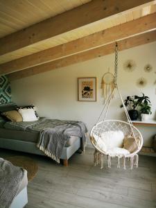 Łóżko lub łóżka w pokoju w obiekcie Przystań Dobrej Energii, domki całoroczne z gorącą balią z hydromasażem