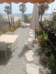 バレンシアにあるApartamento playa Las Arenasのパティオ(テーブル、椅子、パラソル付)