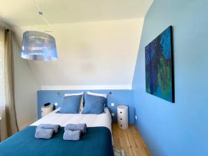 Łóżko lub łóżka w pokoju w obiekcie Superbe villa vue sur mer, corniche de la plage
