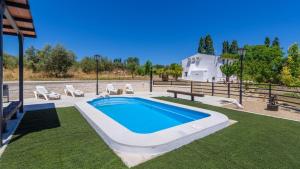 ein Swimmingpool im Hof eines Hauses in der Unterkunft Casa La Limosna Setenil de las Bodegas by Ruralidays in Setenil de las Bodegas