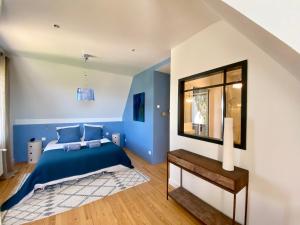 A bed or beds in a room at Superbe villa vue sur mer, corniche de la plage
