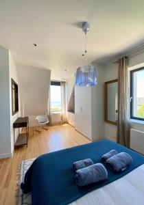 Łóżko lub łóżka w pokoju w obiekcie Superbe villa vue sur mer, corniche de la plage