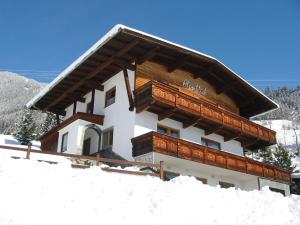 StummerbergにあるApartment Alpenblickの雪山の上の建物