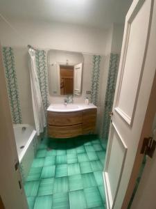 łazienka z wanną, umywalką i lustrem w obiekcie GG Luxury Apartments - Porto Cervo - Costa Smeralda w mieście Porto Cervo