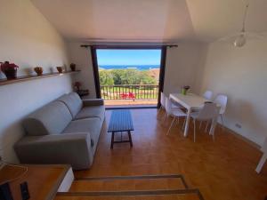 salon z kanapą i stołem w obiekcie GG Luxury Apartments - Porto Cervo - Costa Smeralda w mieście Porto Cervo