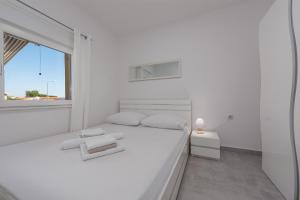 une chambre blanche avec un lit blanc et une fenêtre dans l'établissement Villa Karmen - Poolhouse, à Vir 117 autres photos