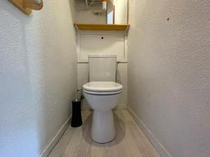 ein Bad mit einem weißen WC in einem Zimmer in der Unterkunft Studio Les Menuires, 1 pièce, 3 personnes - FR-1-452-91 in Les Menuires