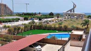 uitzicht op een zwembad vanuit een gebouw bij Green Beach -2 Dormitorios in Oropesa del Mar