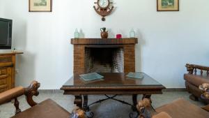 A television and/or entertainment centre at Huerta del Chacho Ronda by Ruralidays