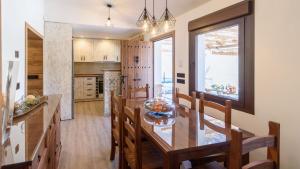 a kitchen and dining room with a table and chairs at Villa Cinco Soles Árchez by Ruralidays in Árchez