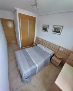 een slaapkamer met een bed in een kamer bij Green Beach -2 Dormitorios in Oropesa del Mar