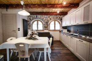 Kuchyň nebo kuchyňský kout v ubytování La Marmote Albergo Diffuso di Paluzza Cleve