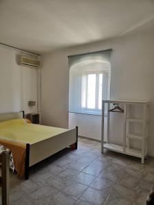 una camera da letto con un letto e una finestra di Torre d'Oriente a Rodi Garganico